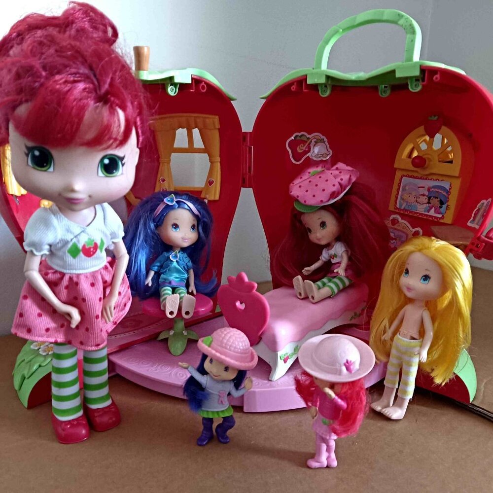 Strawberry Shortcake Cottage with 6 Dolls